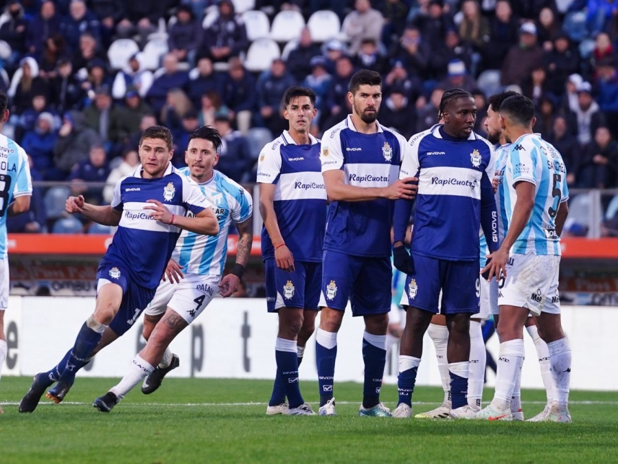 No atraviesa un buen momento en Gimnasia, le llueven las críticas y un familiar tuvo que salir a bancarlo