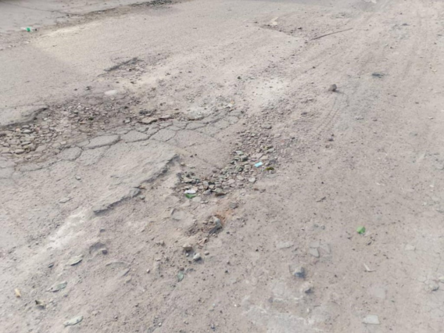 “Intransitable”: Reclaman por el mal estado de calle 55 entre 142 y 143 en Los Hornos