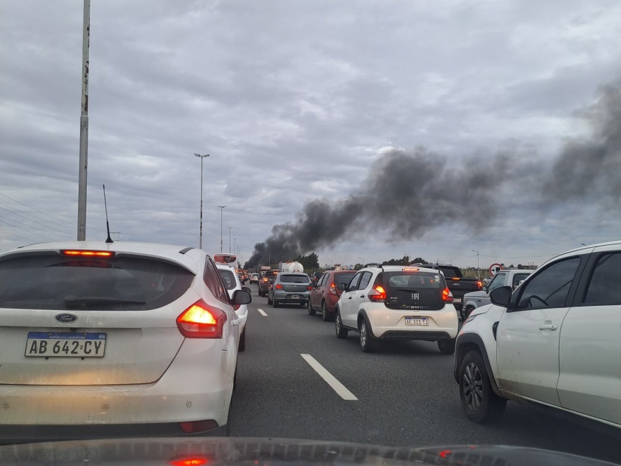 Demoras y corte total en la Autopista Buenos Aires La Plata por manifestación social