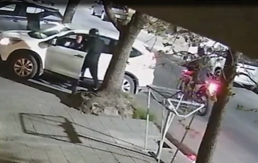 A punta de pistola, dos motochorros asaltaron a un jubilado en Tolosa