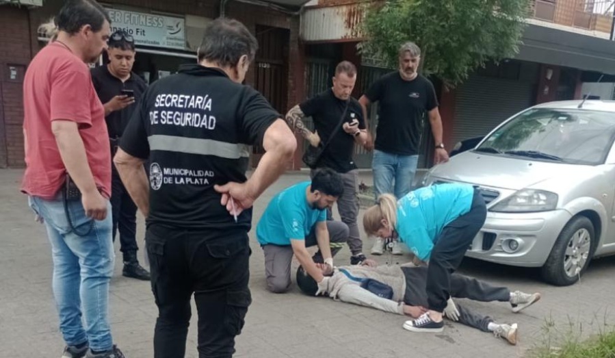 Un choque entre una moto y un auto en La Plata dejó un herido y generó caos en el tránsito