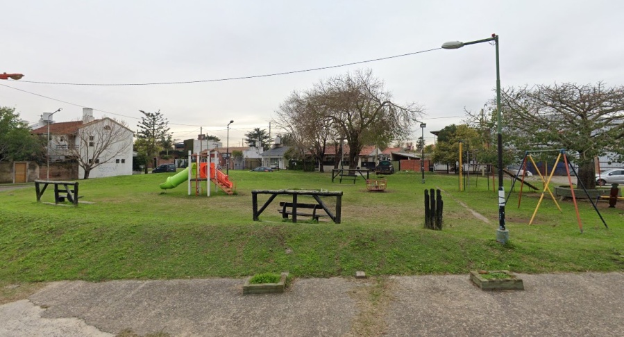 Un vecino se quejó de las condiciones de la plaza de 526 bis y 14