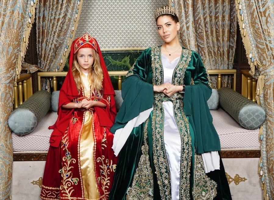 “Quiero mi novela turca”: Wanda Nara deslumbró junto a su hija con un lujoso look