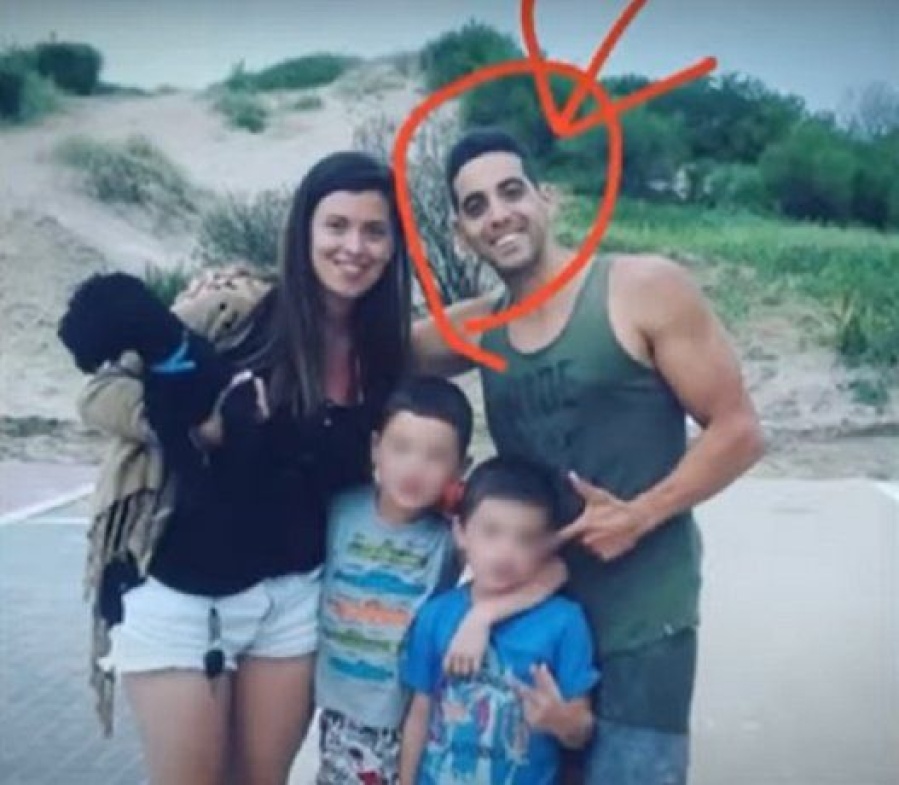 Se encadenó porque su ex no la deja ver a sus hijos