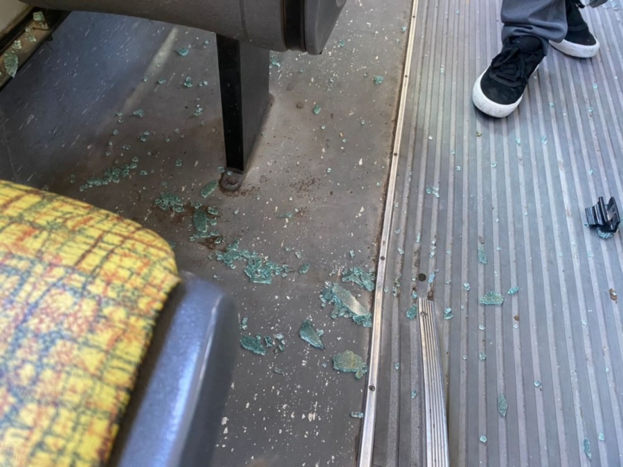 Atacaron a piedrazos un micro en Villa Castells, llovieron vidrios y hubo pánico entre los pasajeros