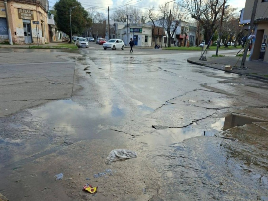 Diagonal 73 atravesada por una pérdida de agua