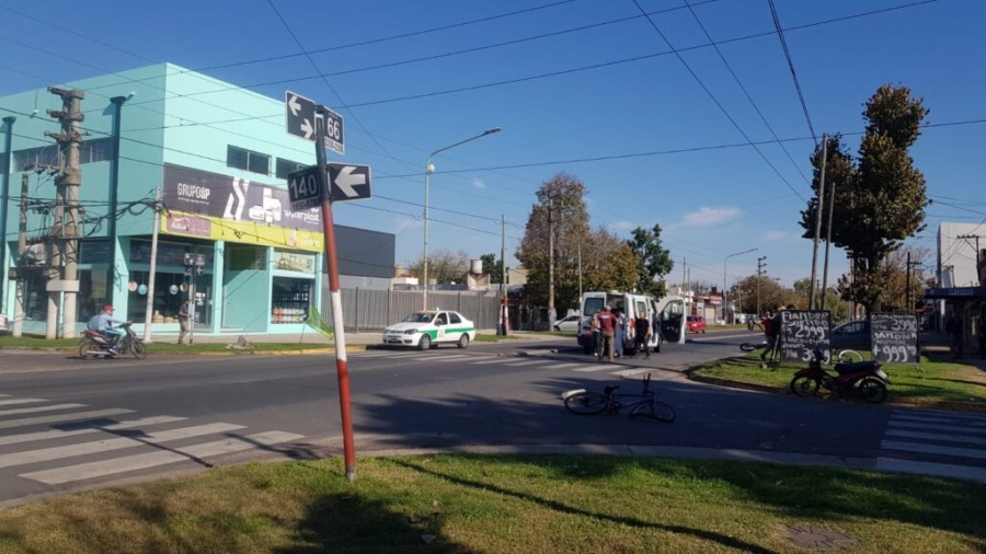 Una menor y un motociclista resultaron heridos tras un accidente en Los Hornos