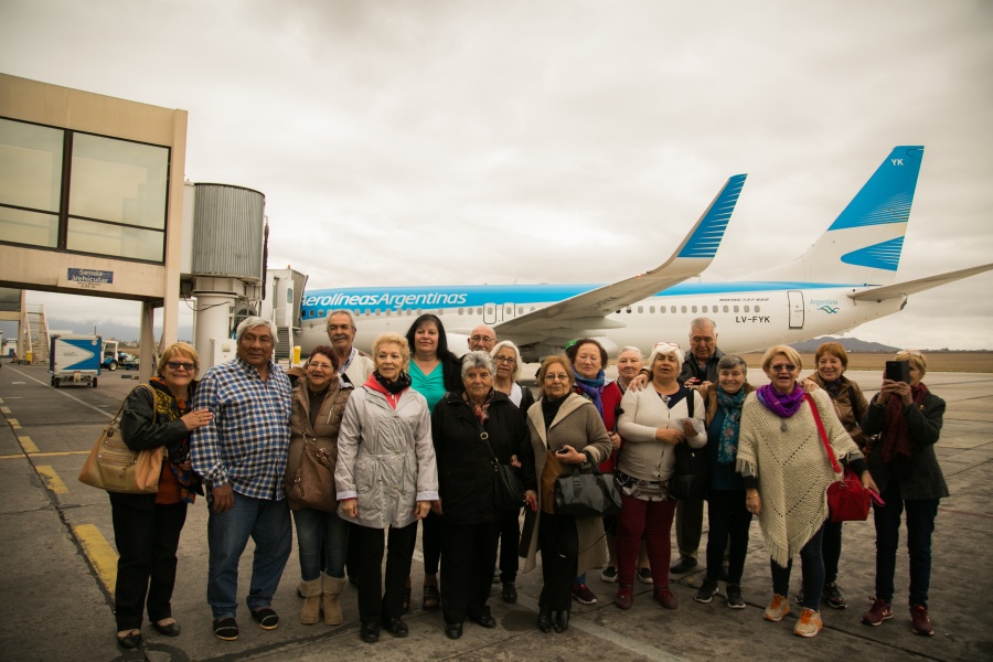 Jubilados y pensionados podrán obtener pasajes aéreos más baratos: ¿De cuánto es el descuento y cómo se accede?