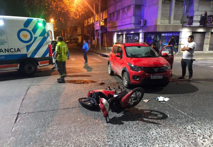 Fuerte choque en Berisso entre un auto conducido por una jubilada y una moto en la que circulaban dos menores