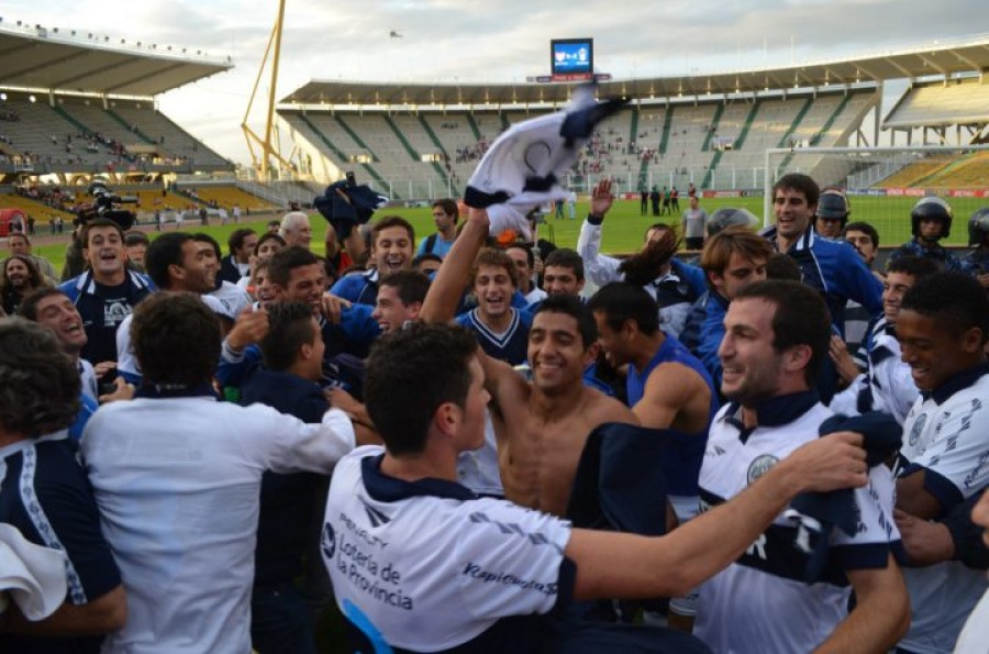 Debutó en Gimnasia, dejó el fútbol y hoy brilla en otro deporte