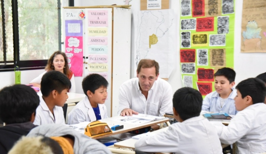 Julio Garro recorrió la obra de una escuela en Poblet: ”Permitirá que los chicos vivan y estudien en el barrio”