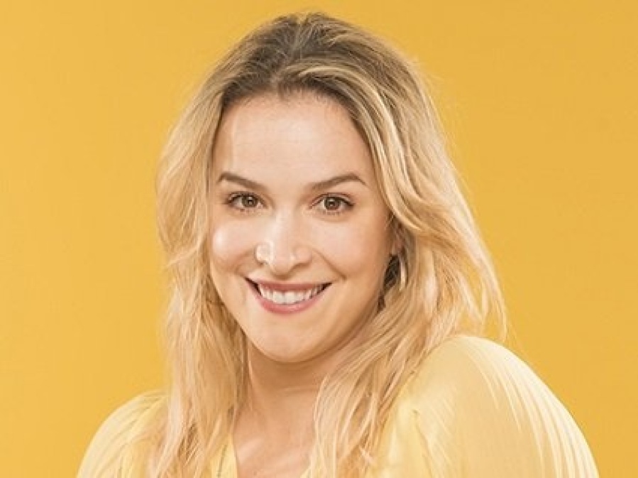 Sofía Pachano lució su embarazo en una boda al aire libre con un look vibrante