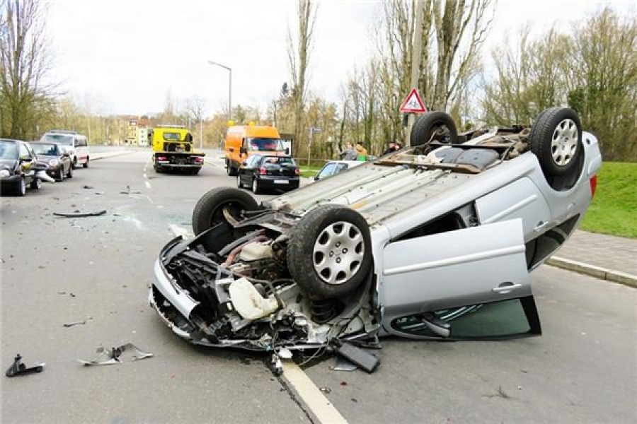 Volcó un auto en Berisso y sus ocupantes están gravemente heridos