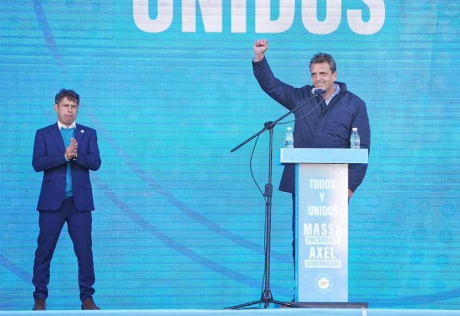 Bajo la consigna ”Todos y Unidos”, Massa y Kicillof encabezaron un multitudinario acto en Ensenada: ”La victoria está cerca”
