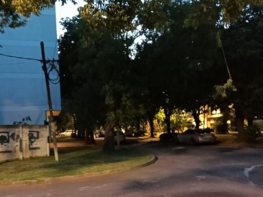 Los frentistas de 19 y 53, molestos por la falta de luminaria en la calle
