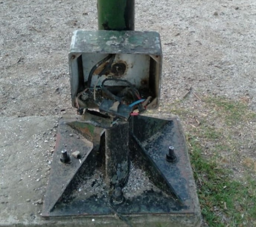 Vecinos de Plaza Malvinas advierten por el deterioro de las luminarias públicas