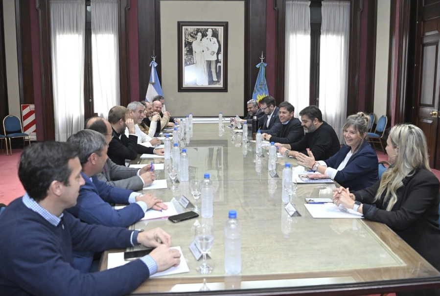 Kicillof firmó convenios de leasing con diez municipios bonaerenses para financiar la compra de bienes y mejorar servicios