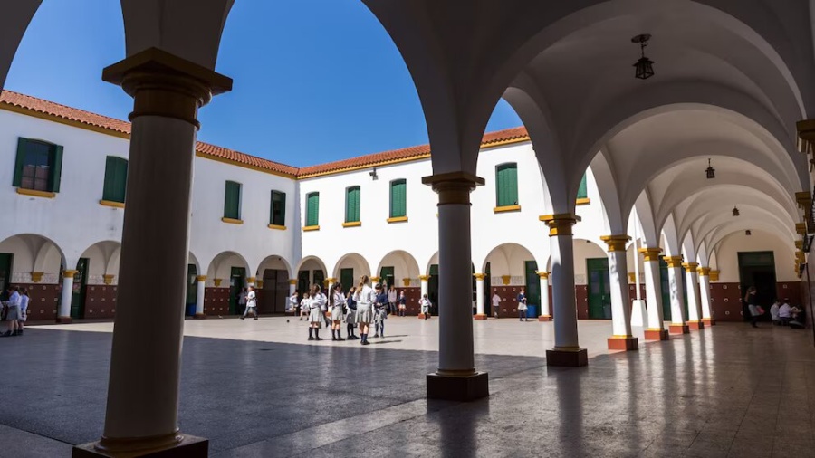 Le dieron perimetral a un alumno que vendía fotos porno de sus compañeras creadas con IA