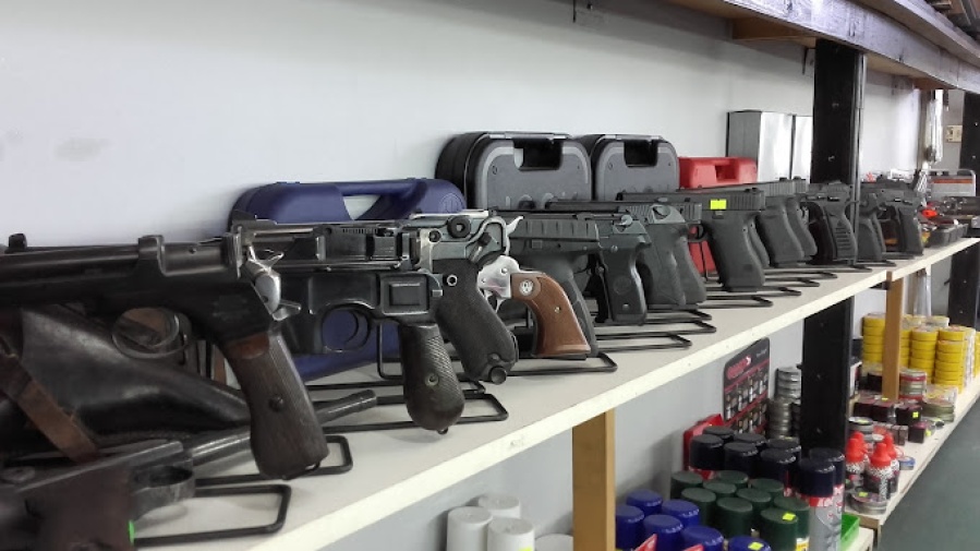 Se metieron a una agencia de autos, hicieron un boquete y fueron por el botín grande: robaron 100 armas de fuego