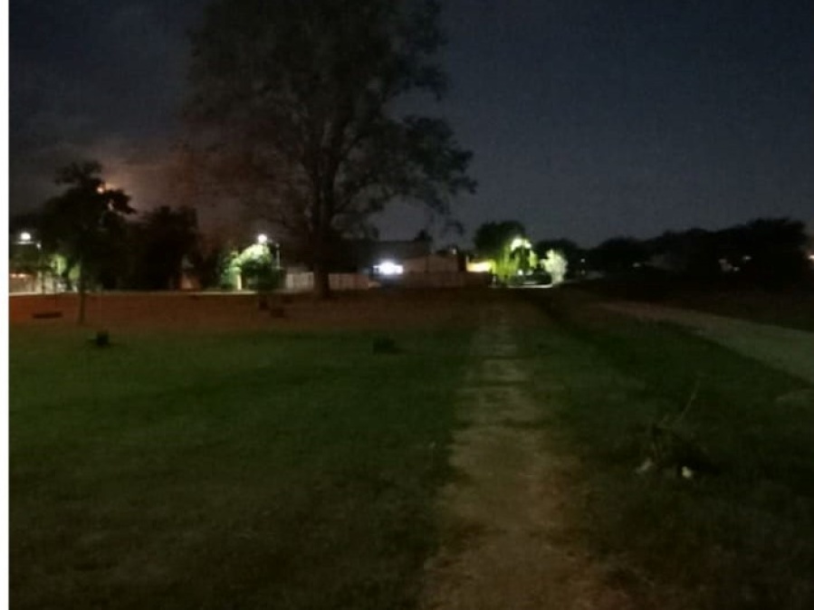 Piden que coloquen iluminación en una plaza de City Bell