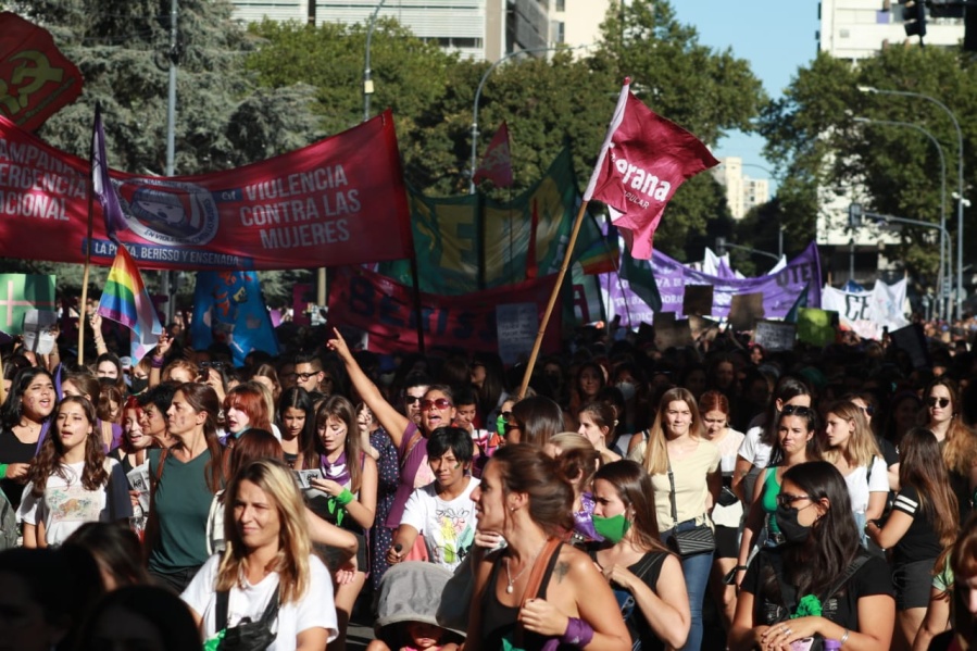 Con una importante convocatoria en Plaza Moreno, se celebró en La Plata el Día Internacional de la Mujer