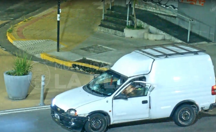 Robó una camioneta y lo detuvieron tras intentar dejarla estacionada en 7 y 57