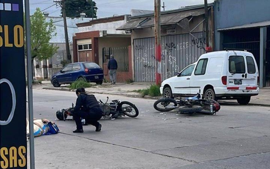 Un fuerte impacto entre dos motos dejó dos heridos en La Plata