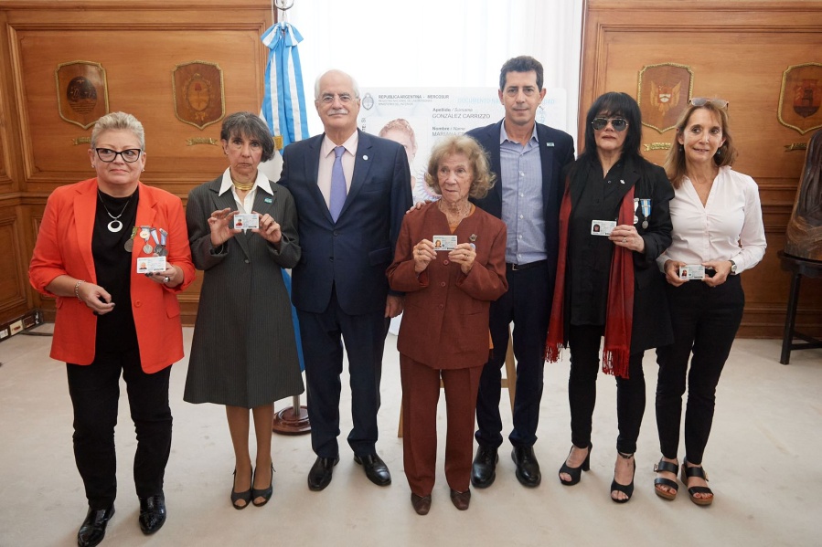 Se presentó el nuevo diseño del DNI para héroes y heroínas de Malvinas