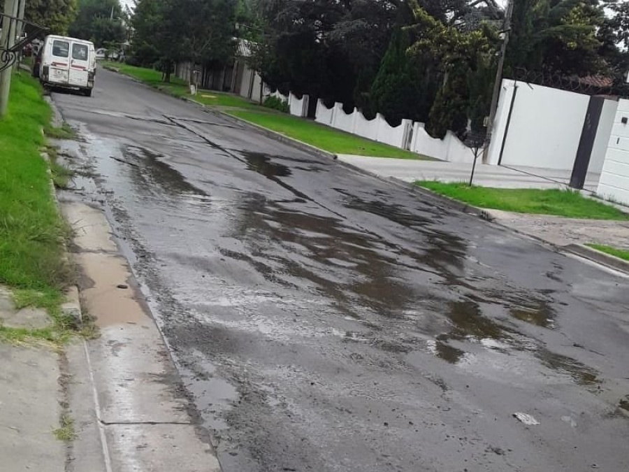 Vecinos reclaman por un caño de agua que provoca inundación y falta de presión en las casas de 132 entre 529 y 530