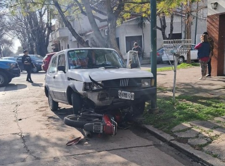 Impactante choque en La Plata: Un motociclista resultó herido tras chocar con un auto