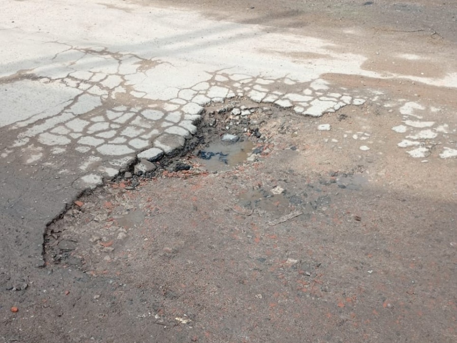 Preocupación en los vecinos de un barrio platense por el mal estado del asfalto