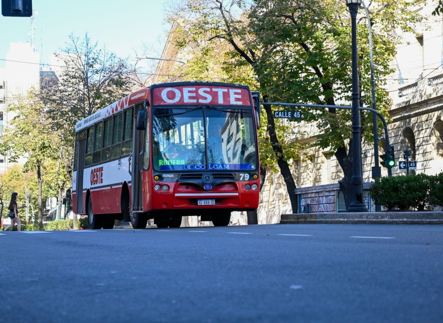 El Gobierno le pidió públicamente a la UTA que suspenda el paro de colectivos para seguir negociando