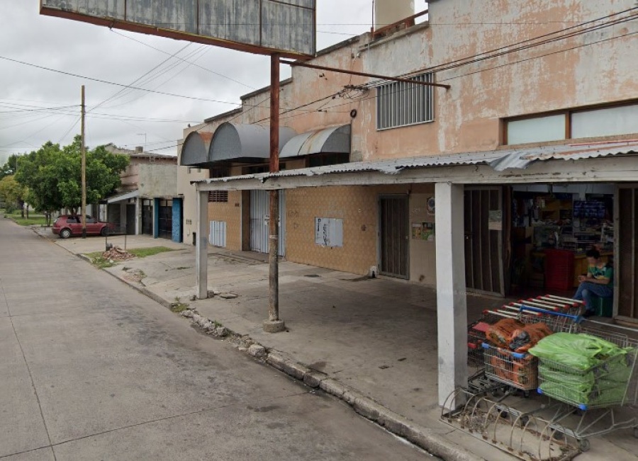 Conmoción: Un hombre murió en la vía pública mientras caminaba comiendo un sánguche en La Plata