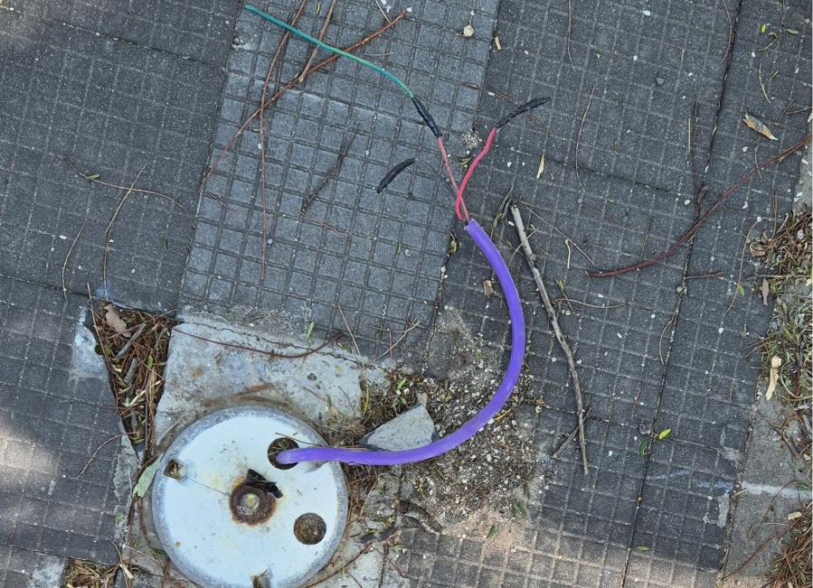 Se quejaron de los cables sueltos en una rambla del centro de La Plata: ”Es peligroso”