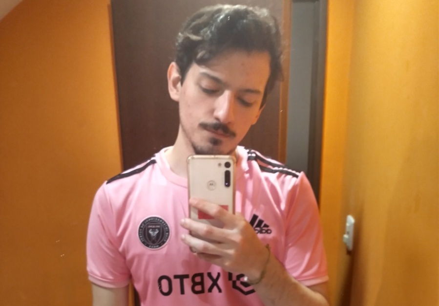 Fue a la casa de su compañera de la facultad, el papá se ofreció a llevarlo y le hizo pagar el viaje: ”Tiene códigos raros”