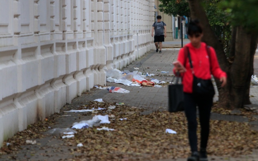 Se llenó de basura la vereda de 47 entre 4 y 5: desde papeles, hasta bolsas desparramadas y desechos de alimentos