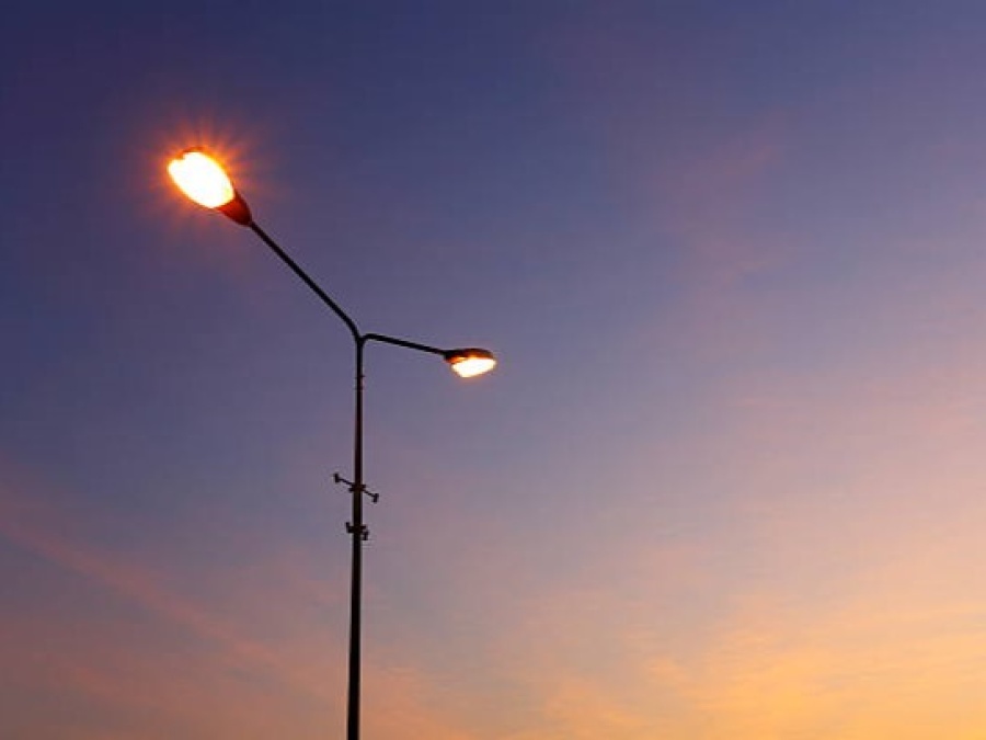 Vecinos piden renovar las luces naranjas en avenida 122 entre las calles 50 y 60