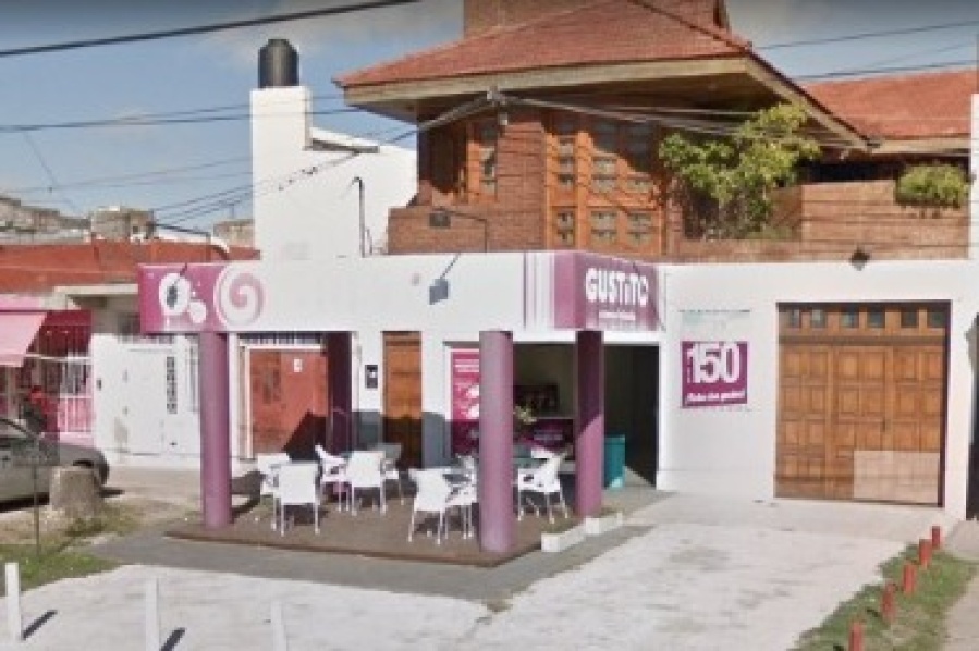 Dos jóvenes se llevaron la recaudación de una heladería en 122 y 80, y fueron detenidos por una denuncia vecinal