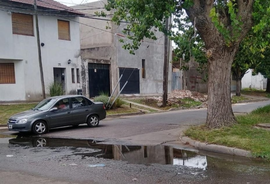 En 135 y 59 una laguna ya cumplió un año, y los vecinos denuncian derroche de agua