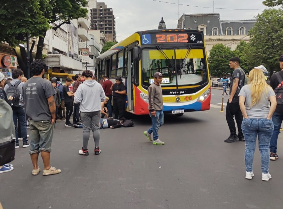 Falleció el joven atropellado por un micro en pleno centro platense