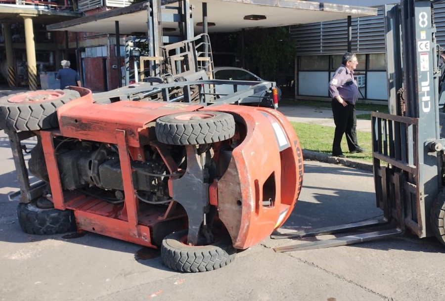 Dolor por la muerte de un operario en una fábrica de La Plata: cayó de un autoelevador y se golpeó la cabeza con el asfalto