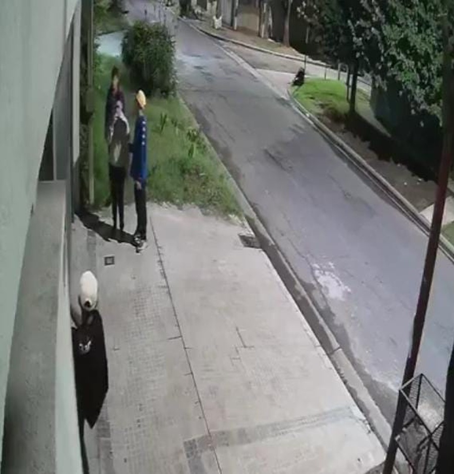 Vecinos de La Plata denuncian que una banda de menores robó en una escuela