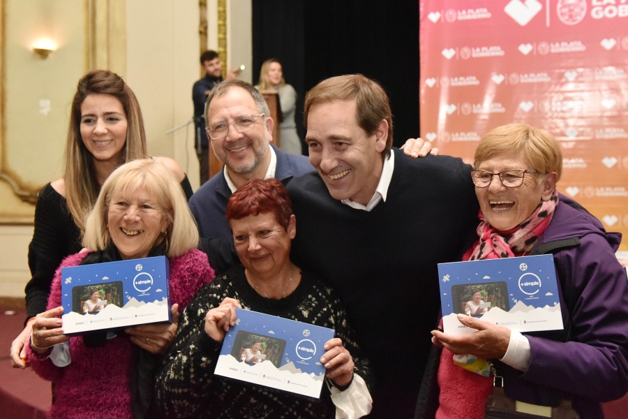 Se entregaron 150 tablets a adultos mayores