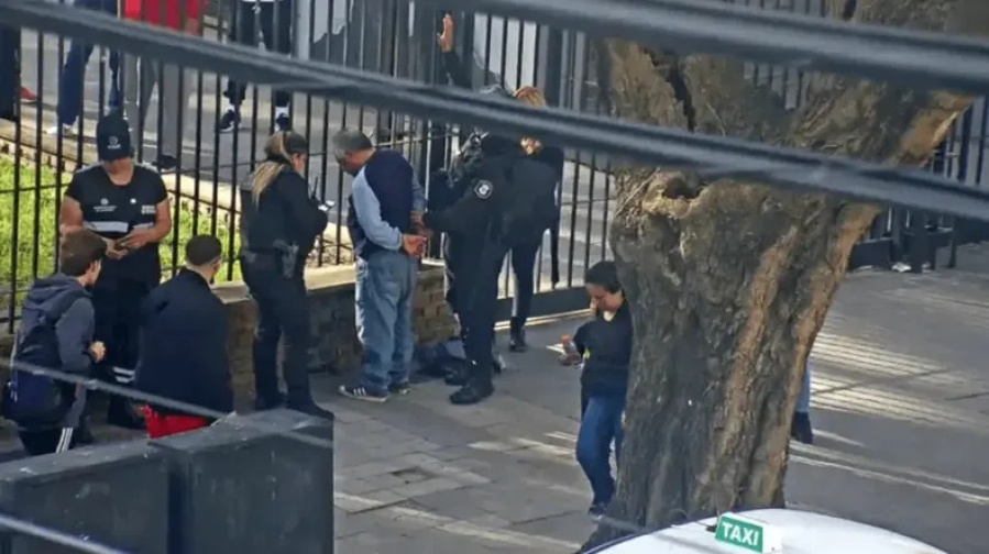 Detuvieron a un hombre que robaba celulares en un micro de La Plata