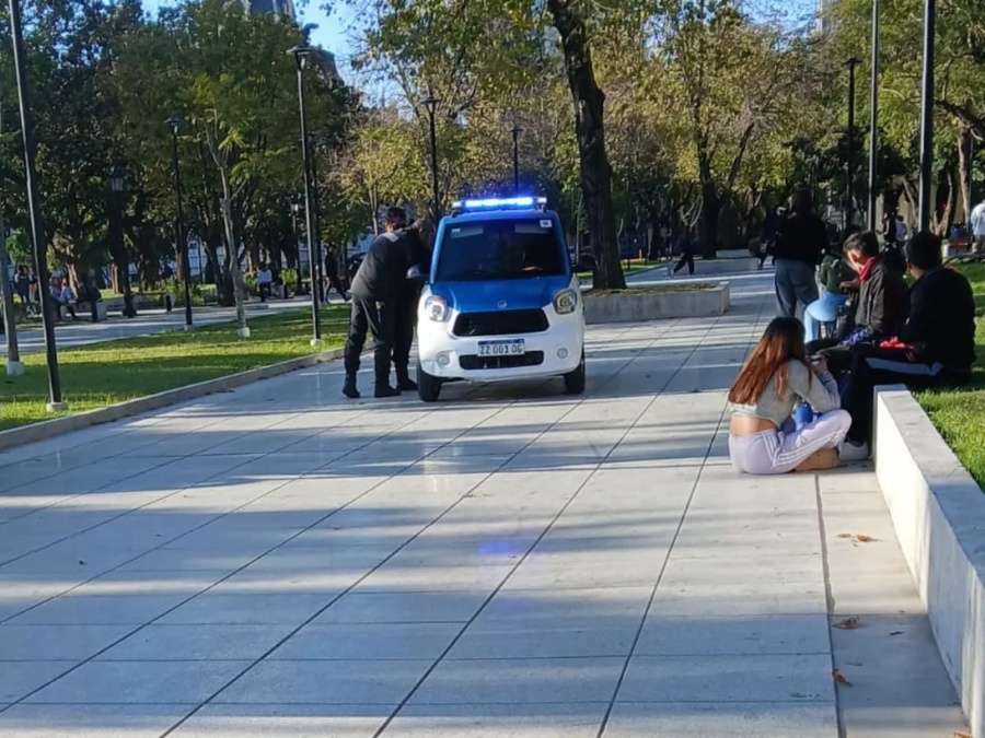 Dos policías se bajaron del Tito, el patrullero eléctrico de La Plata, dejaron las llaves adentro y se quedaron afuera