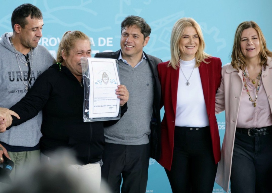 Kicillof encabezó la entrega de más de 400 escrituras en un barrio de La Plata: “Esto es un acto de justicia social”