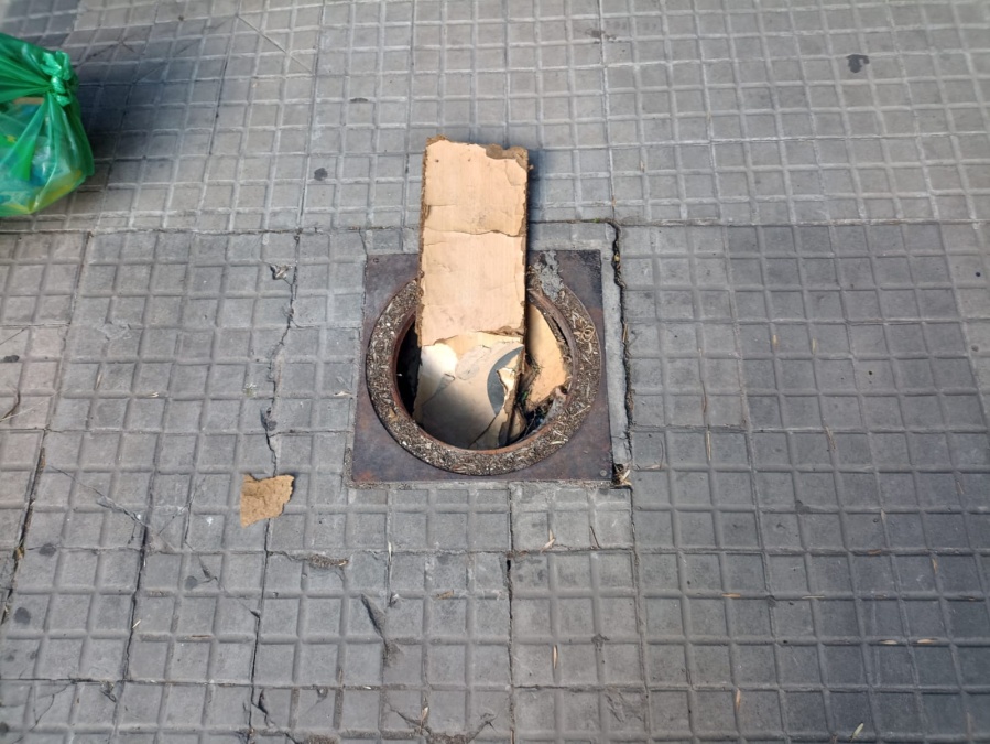 Vecinos del casco urbano de La Plata decidieron tapar un pozo con maderas para evitar accidentes
