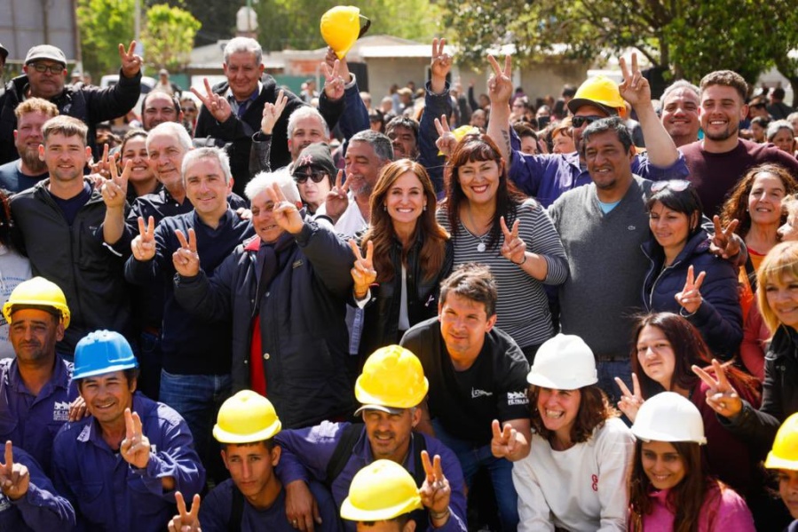 ”El peronismo pone primero a la Patria”: Tolosa Paz recorrió el barrio La Fortaleza y la plaza Néstor Kirchner de Villa Elisa