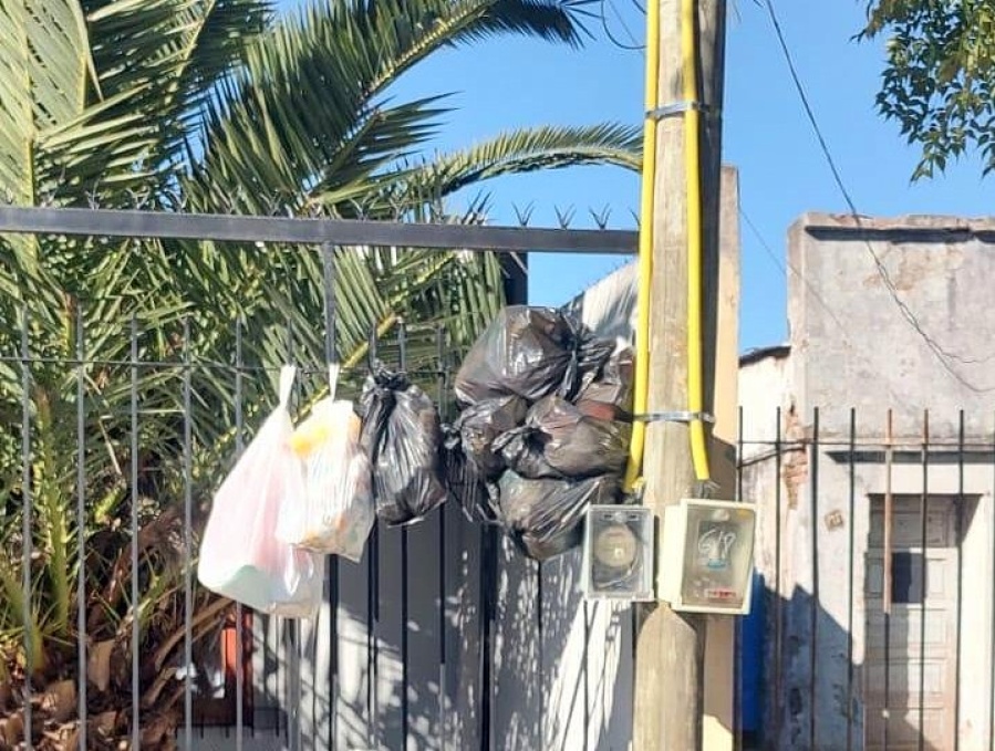 Reclaman por la recolección de basura en Villa Elvira: ”Hay casas que en sus frentes tienen 10 bolsas colgadas”