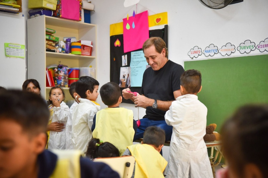 Garro recorrió Villa Elvira: visitó la ampliación de un jardín maternal y supervisó el avance de obras